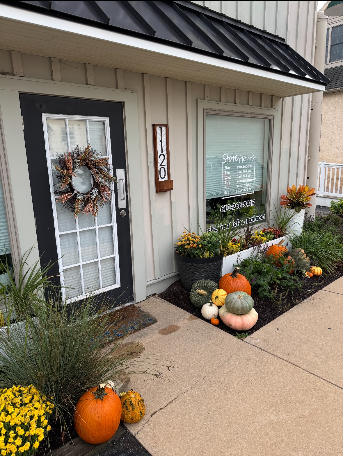 Seasonal porch decor by Autumn Porch Designs